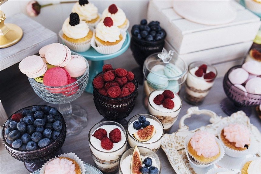 сладости на столе