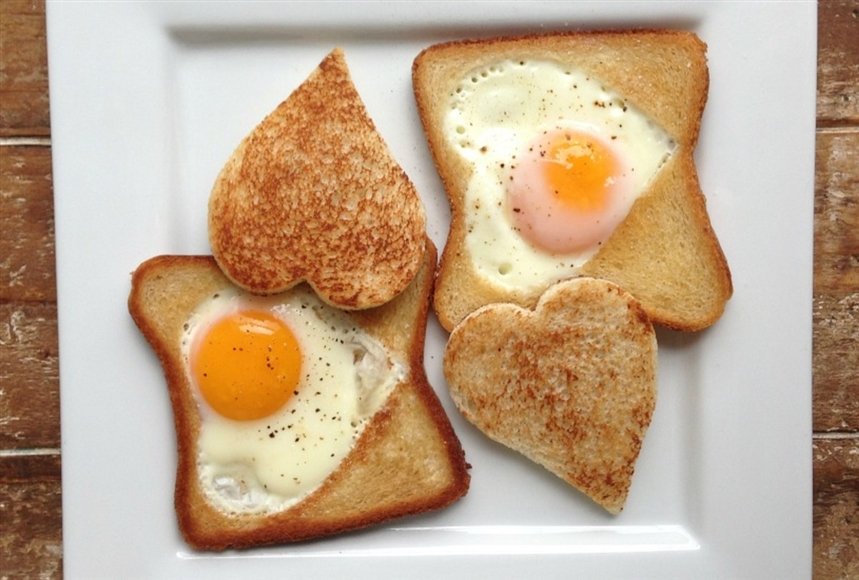 Яйца и гренки в форме сердца