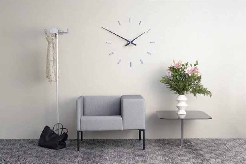 dekorativnie_chasi_na_stene