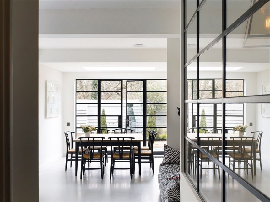 Стол у окна