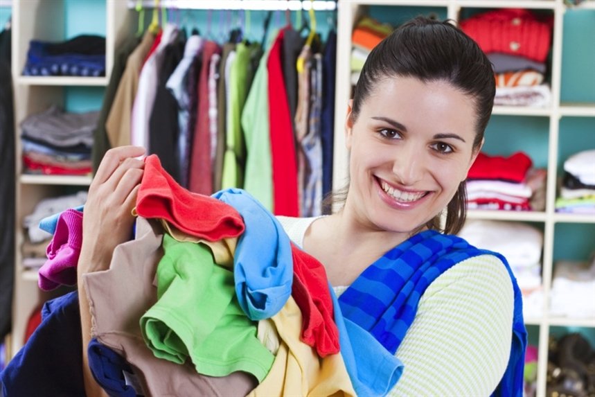 devuschka_ubiraet_veschi