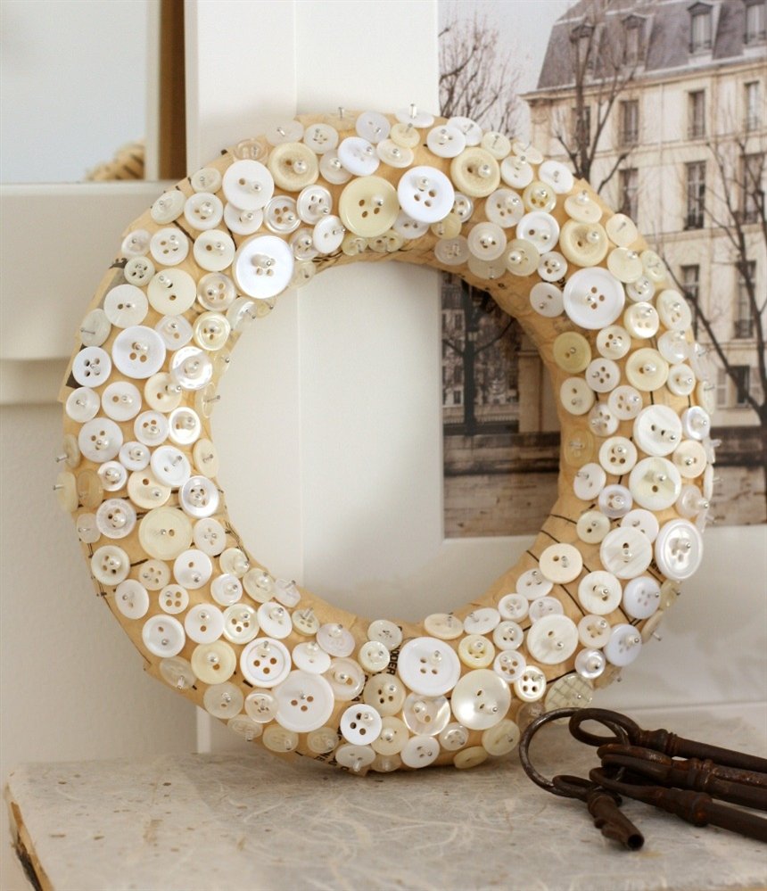 Новогодняя поделка из пуговиц 