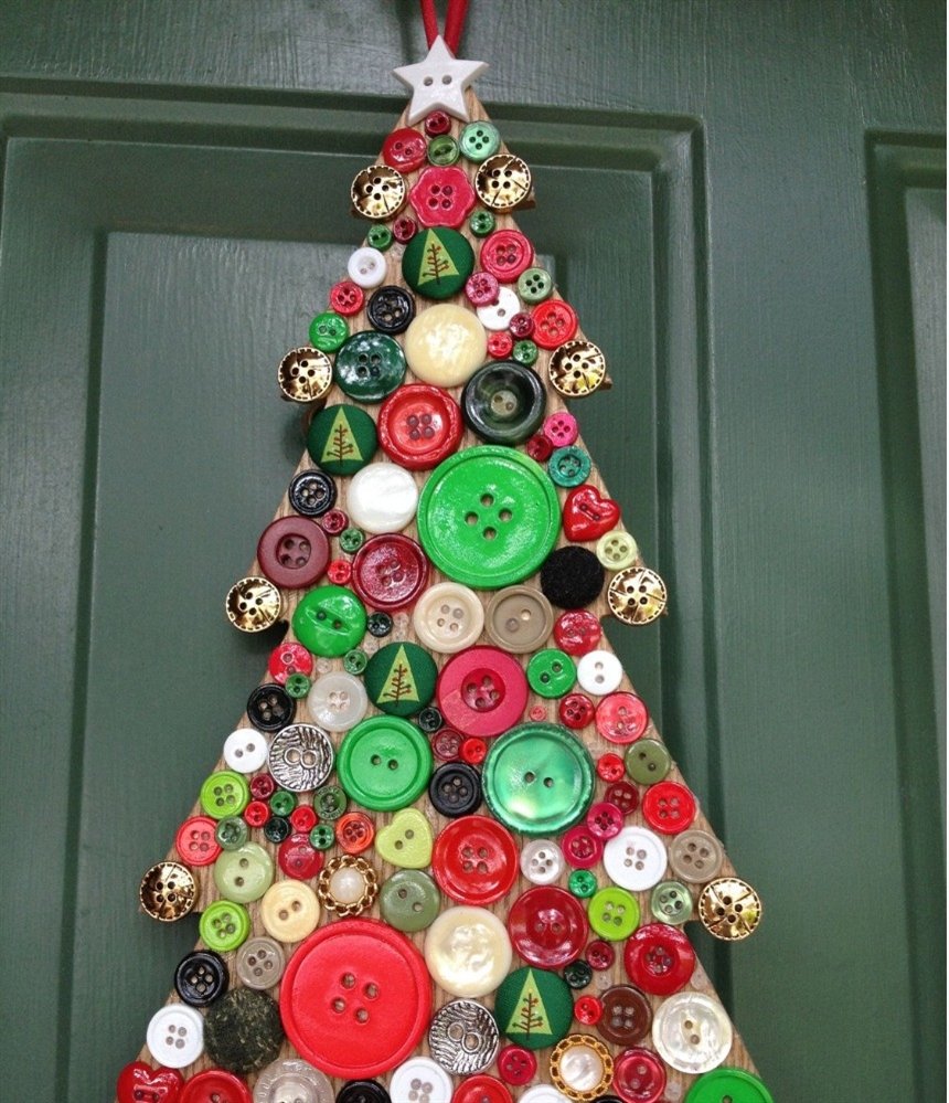 Новогодняя поделка из пуговиц 