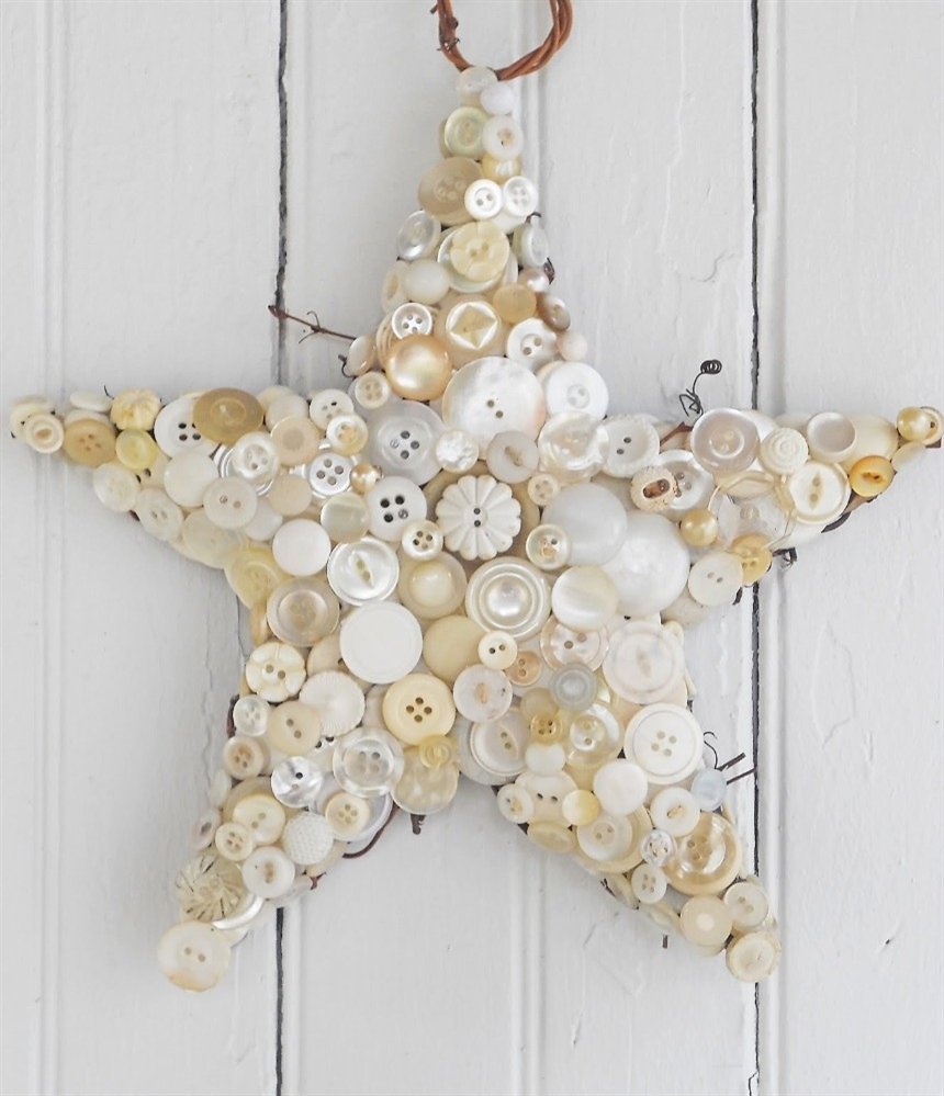 Новогодняя поделка из пуговиц 