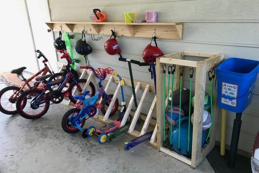 Детский транспорт в гараже