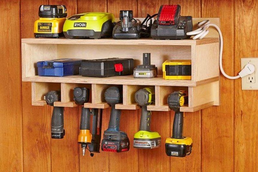 Небольшая полка для шуруповертов