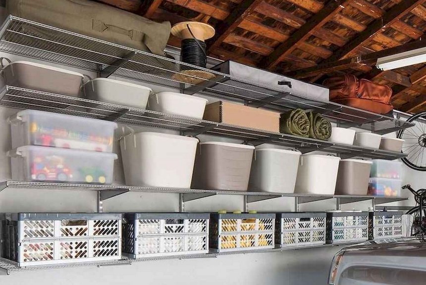 Разнообразные пластиковые боксы на полках