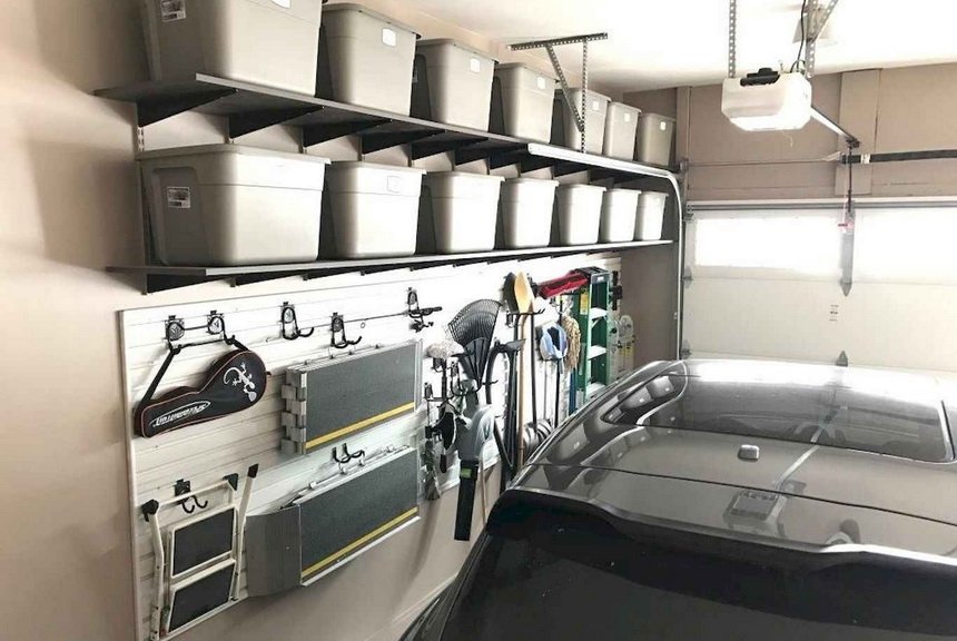 Пластиковые ящики в гараже