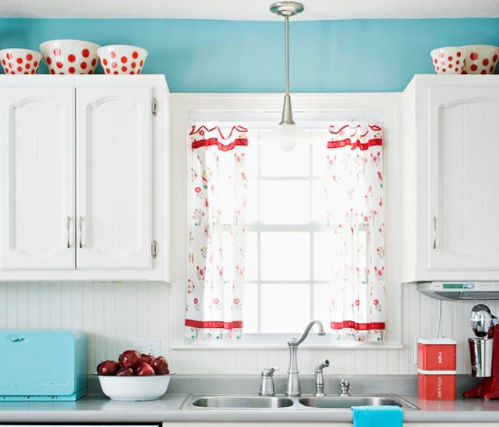 Место над шкафчиками