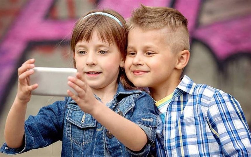 Дети зависимы от телефоном и компьютеров Дети зависимы от телефоном и компьютеров