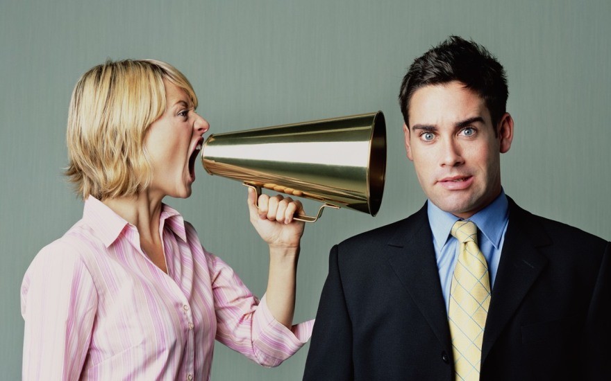 Женщина командует мужчиной