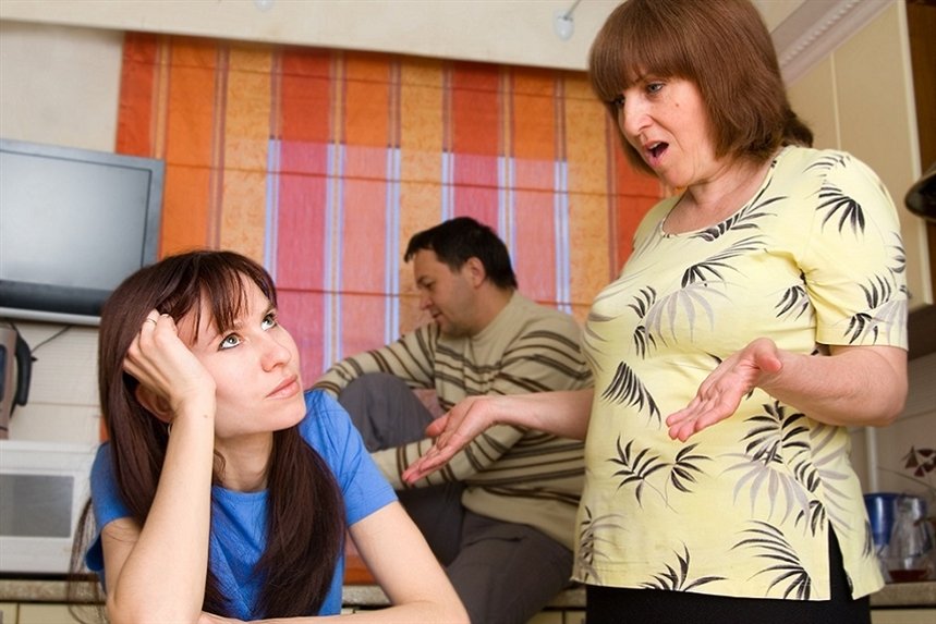 roditeli_nravouchayut_vzrosluyu_doch