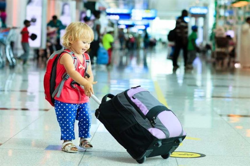 rebenok_tashit_chemodan rebenok_tashit_chemodan