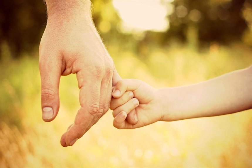 detskaya_ruka_derjit_vzrosluyu detskaya_ruka_derjit_vzrosluyu