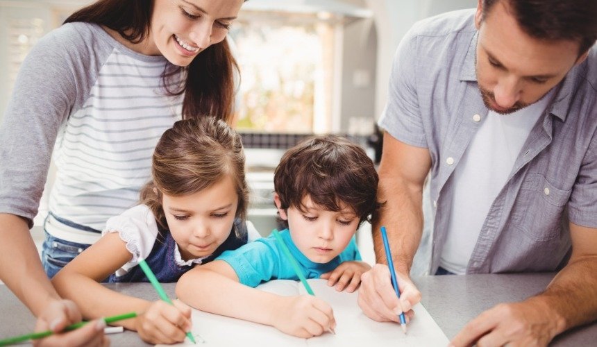 Родители рисуют с детьми 