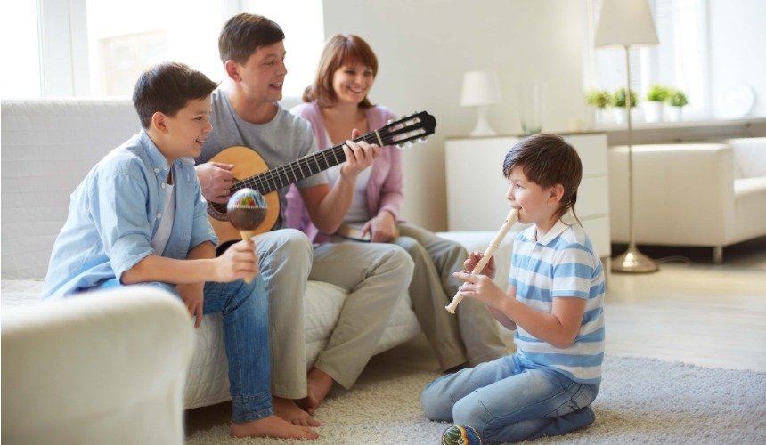 Родители играют с детьми 