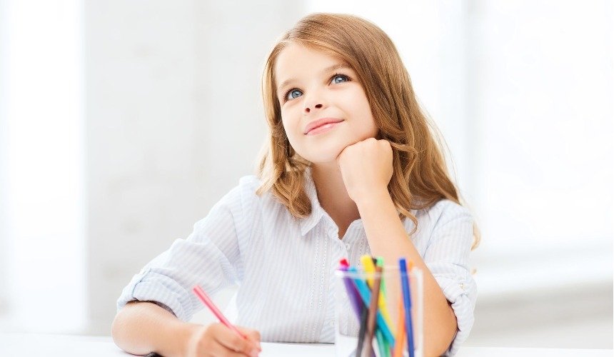 Девочка что-то пишет на бумаге