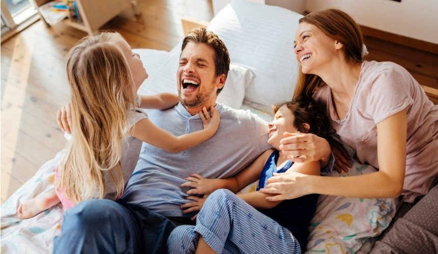 Родители играют с детьми 