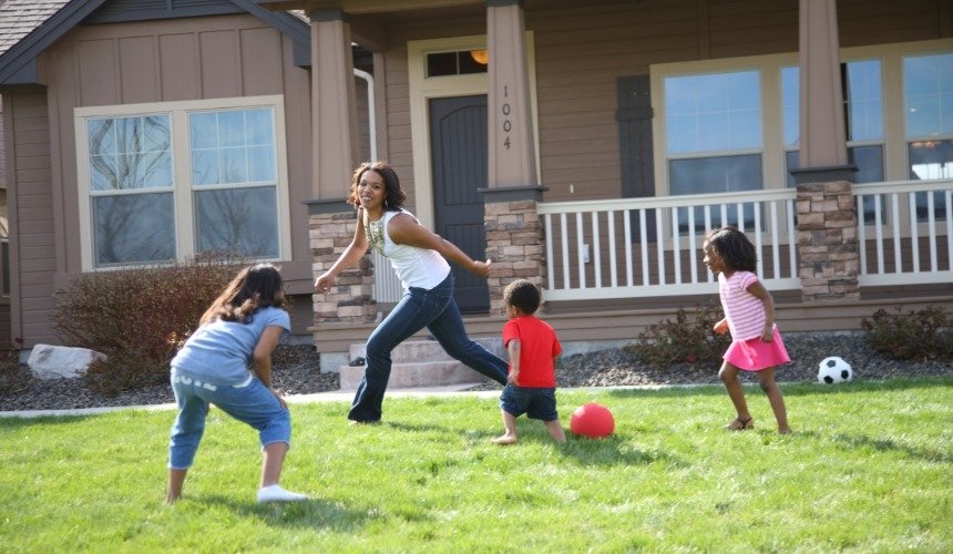 Мама играет с детьми 