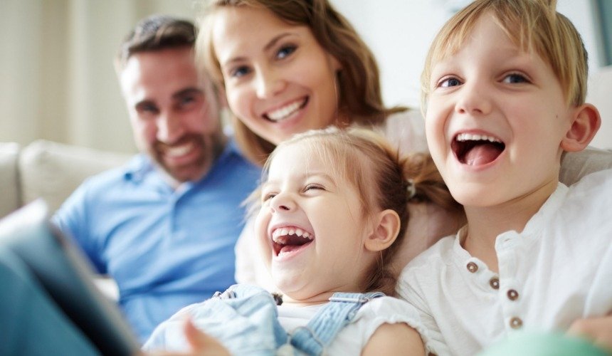 Родители играют с детьми 