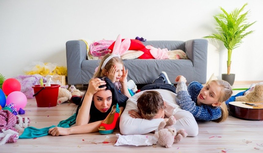 Родители играют с детьми 