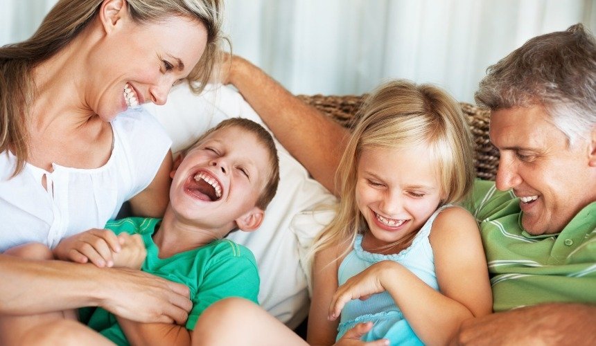 Родители играют с детьми 