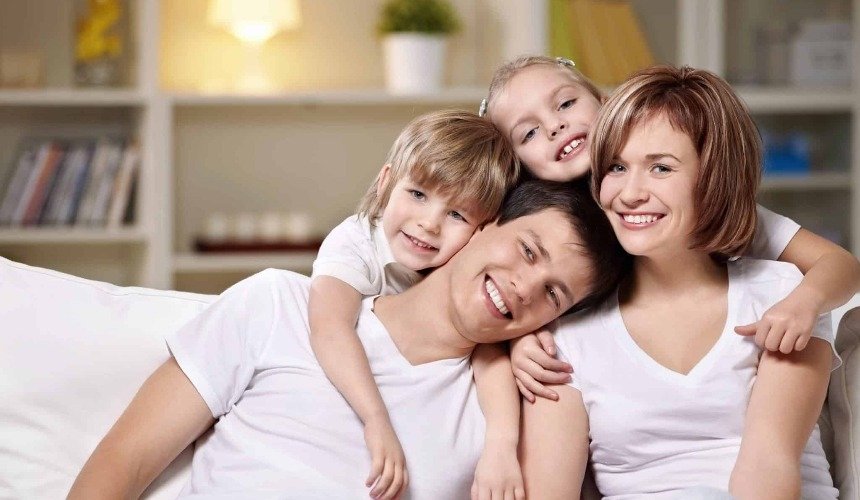 Родители играют с детьми 