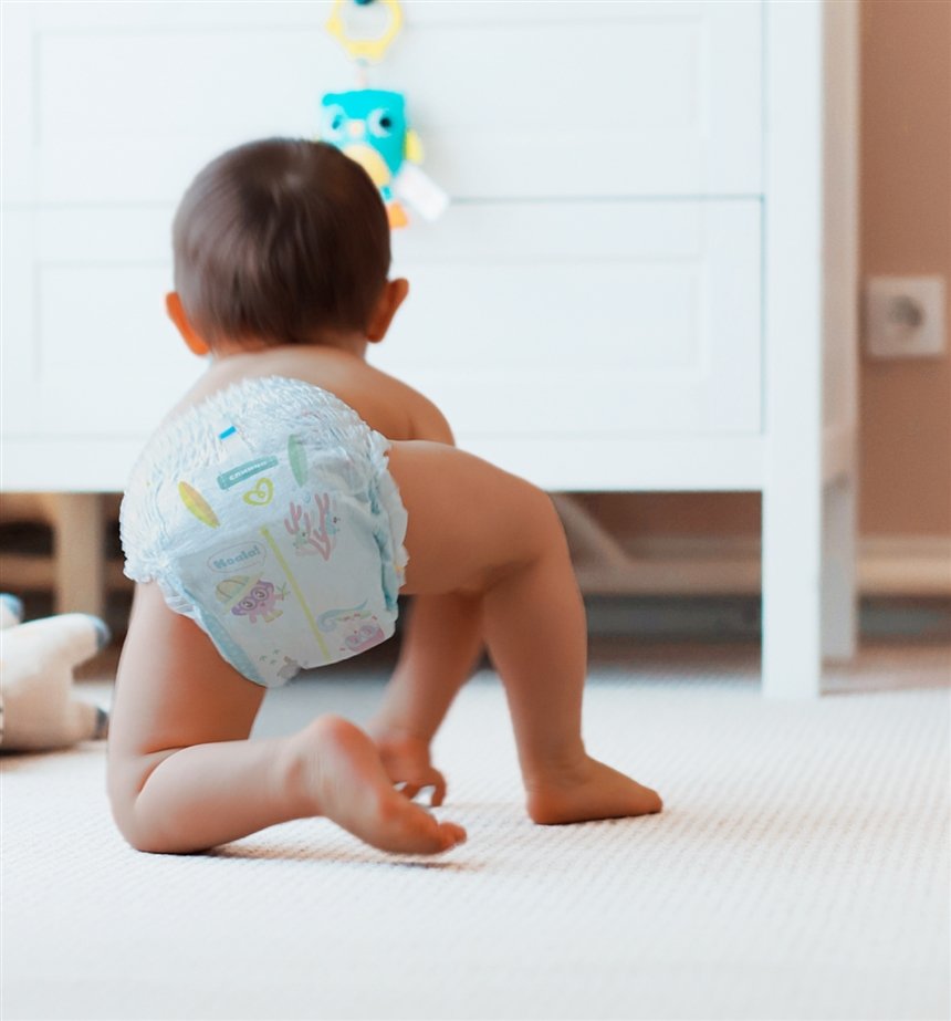 Активный ребенок в трусиках Pampers