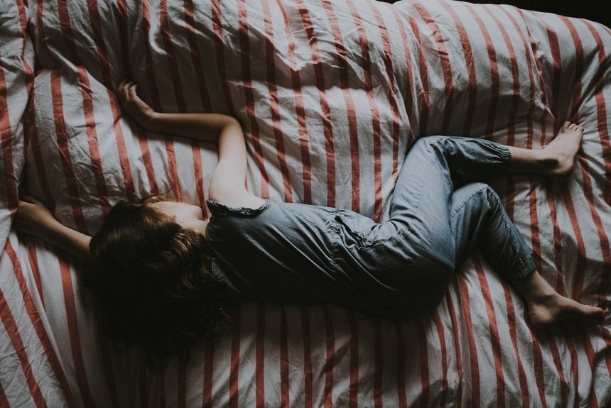 Девочка спит