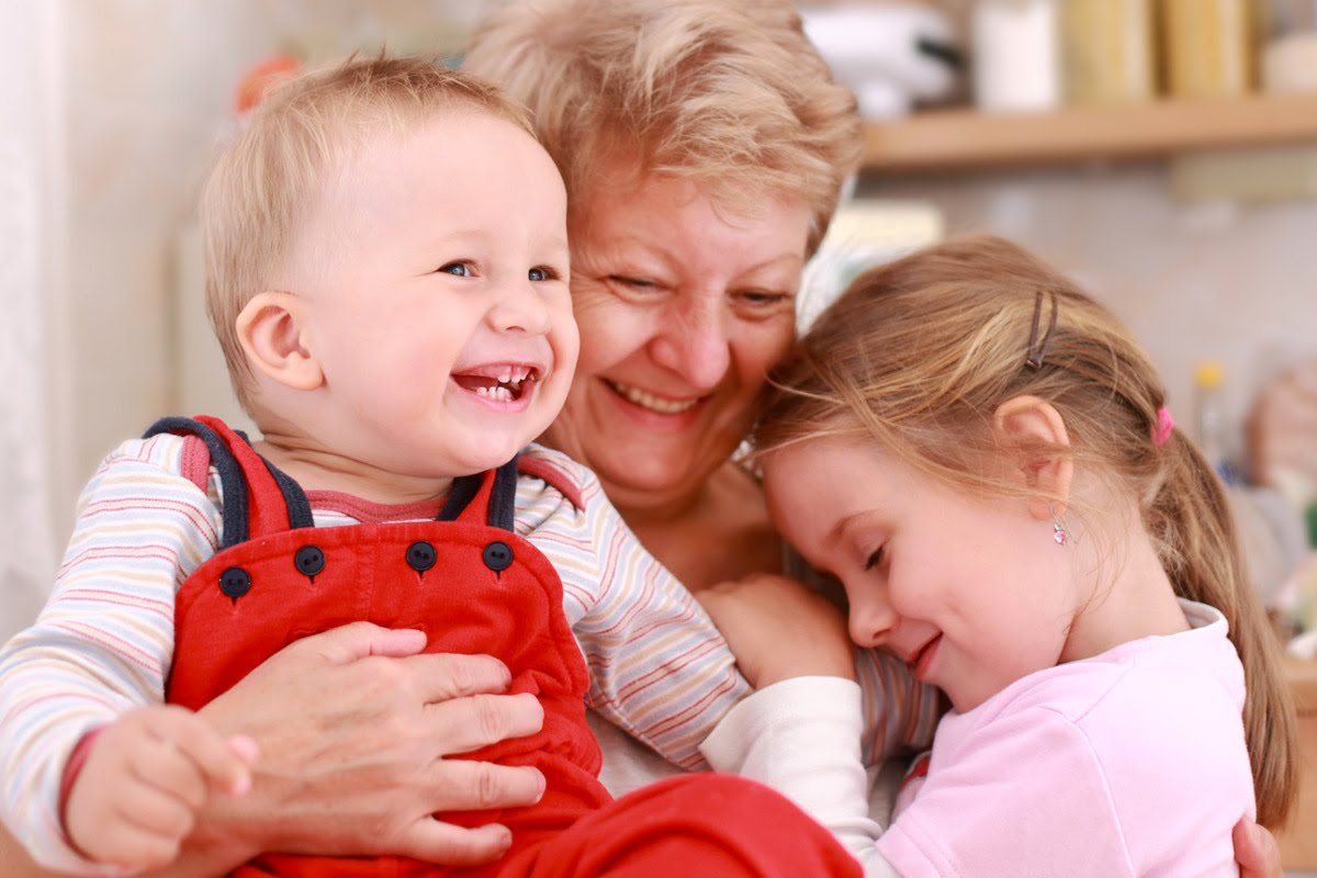 Little grandmother. Бабушка и внуки. Женщина с внуками. Няня для ребенка. Бабушка с двумя внуками внучкой.