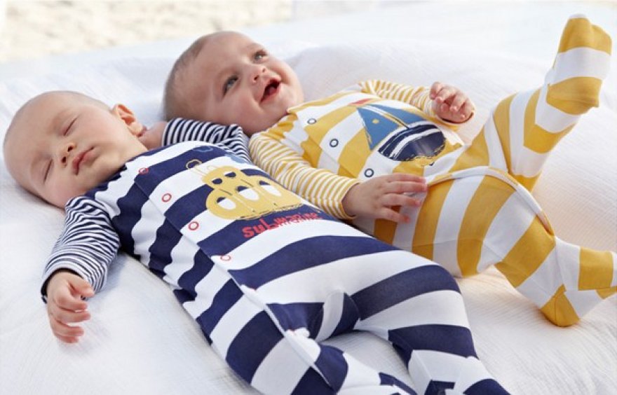 два_ребенка_в_красивых_человечках два_ребенка_в_красивых_человечках