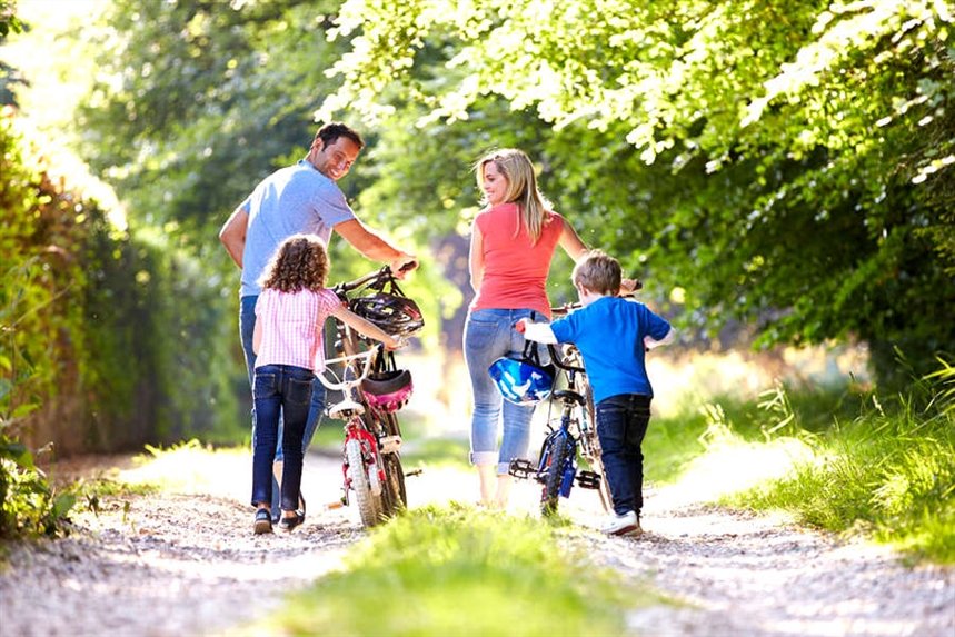 semya_s velosipedami_na_progulke