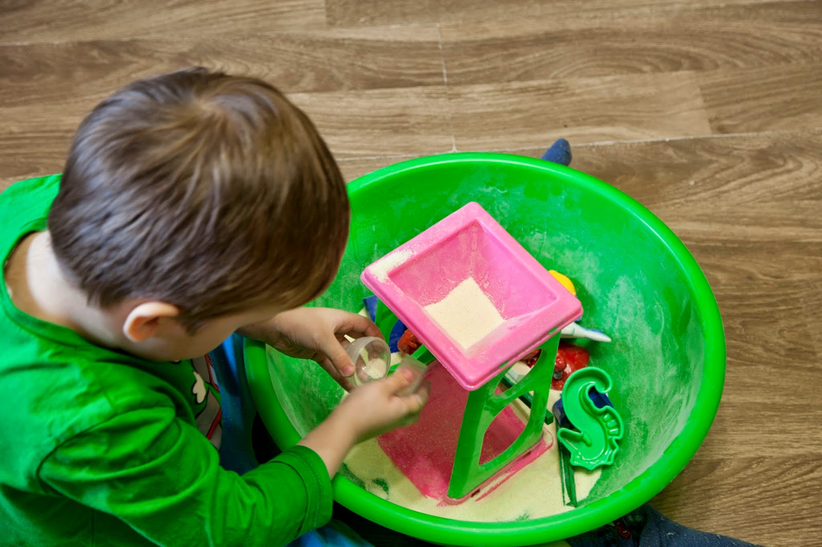 ребенок играет с манкой