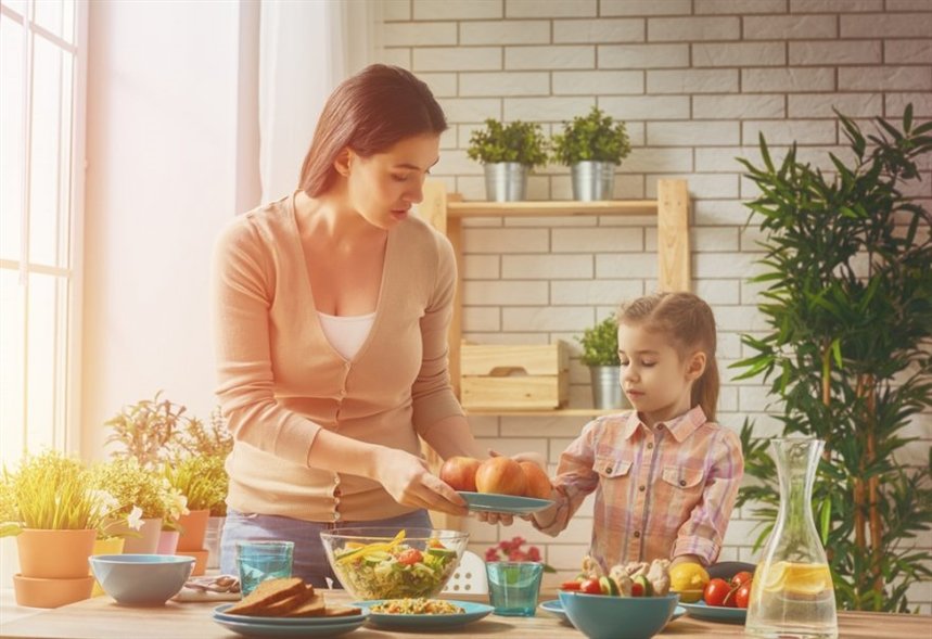 мама с дочкой на кухне мама с дочкой на кухне