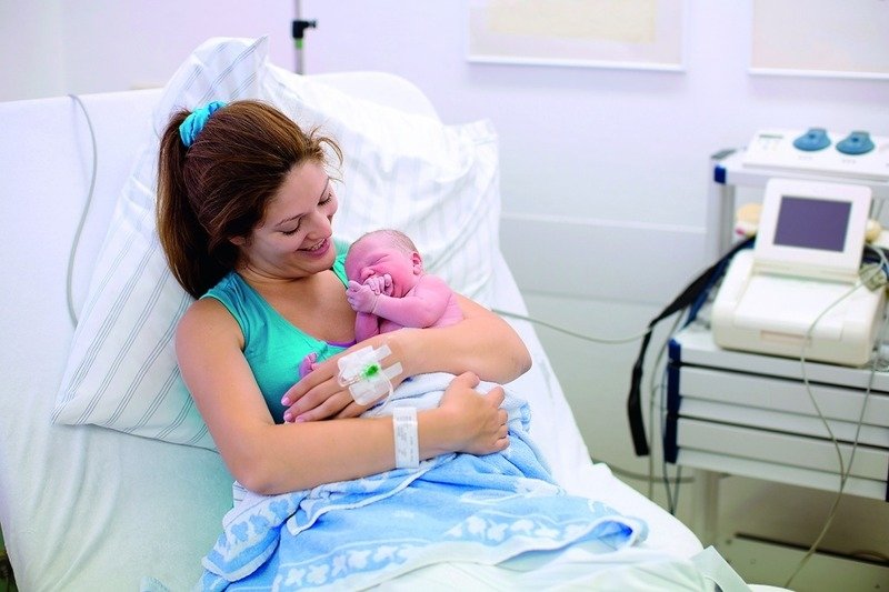 Девушка поступила в роддом Девушка поступила в роддом