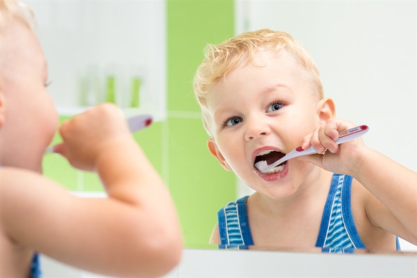 rebenok_chistit_zubi rebenok_chistit_zubi