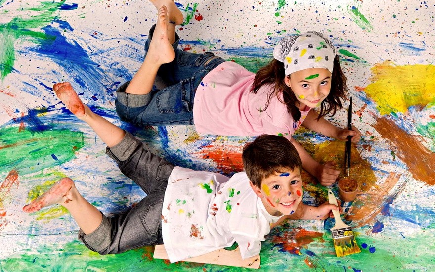 дети рисуют красками