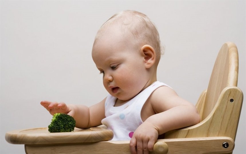 ребенок и брокколи ребенок и брокколи