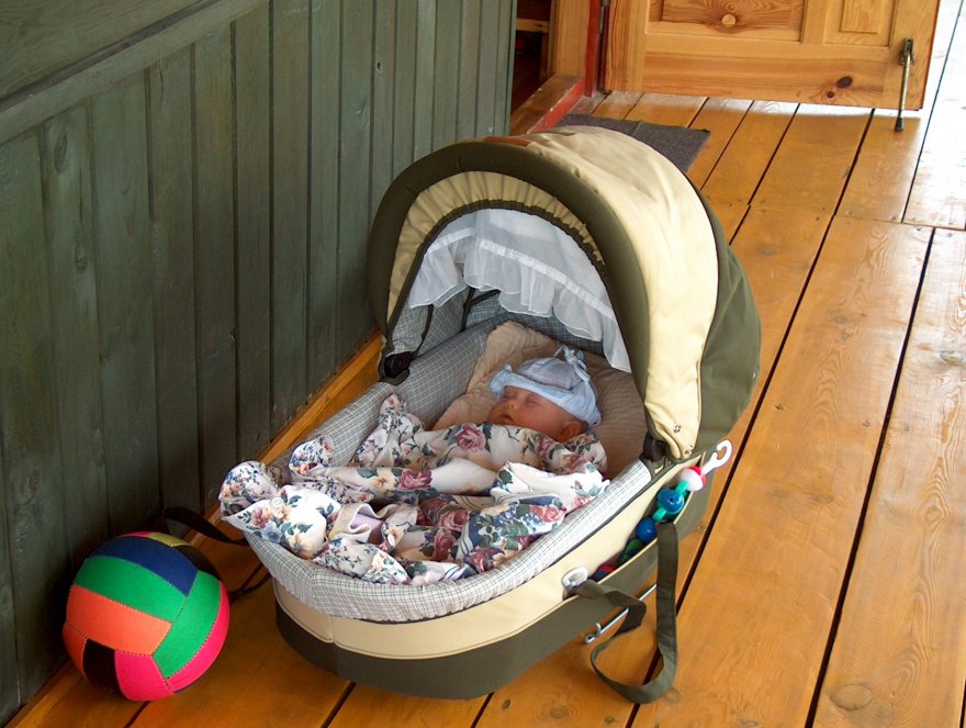 ребенок_спит_на_балконе ребенок_спит_на_балконе