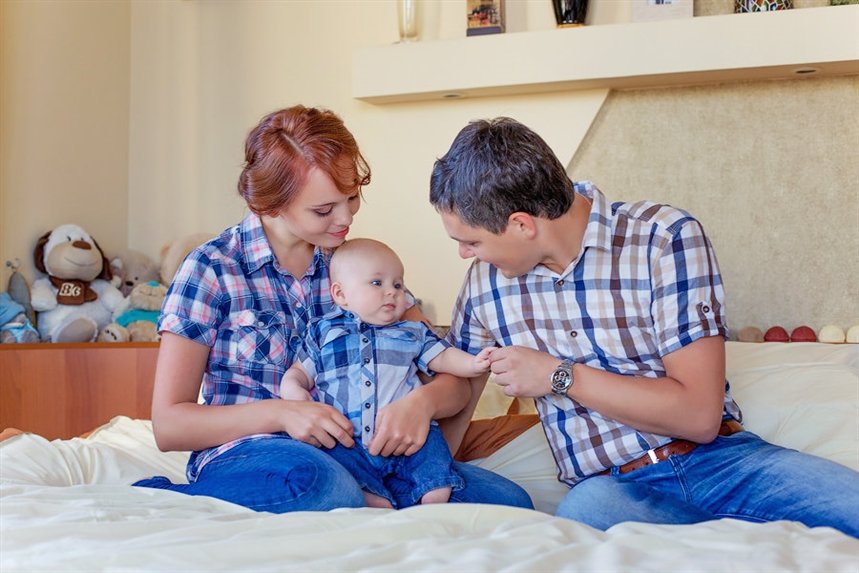 semeynaya_para_s_rebenkom