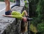 Бесстрашная девушка-фотограф в Трионском парке, желающая получить красивый снимок