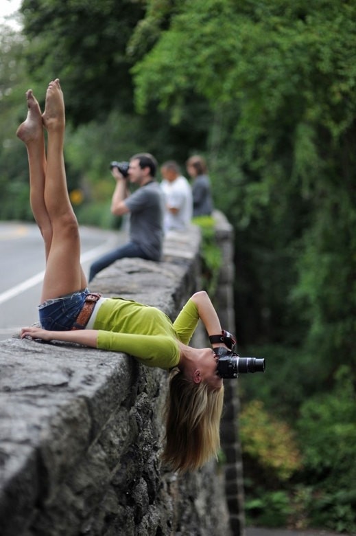 Бесстрашная девушка-фотограф в Трионском парке, желающая получить красивый снимок