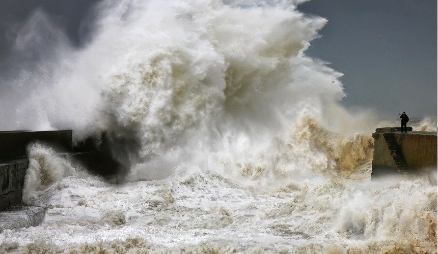 Кадры в момент опасности, когда жизнь бесстрашных фотографов висит на волоске
