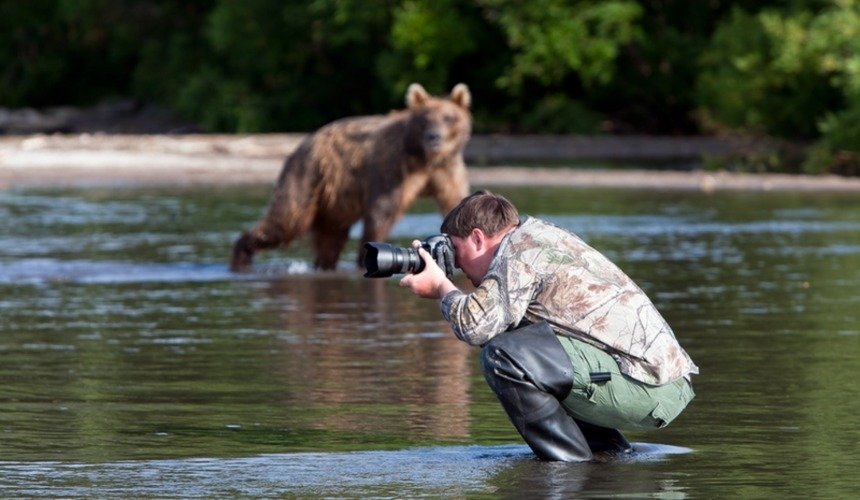 Кадры в момент опасности, когда жизнь бесстрашных фотографов висит на волоске
