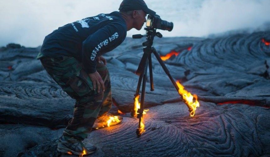 Кадры в момент опасности, когда жизнь бесстрашных фотографов висит на волоске
