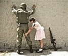 Маленькая девочка обыскивает военного