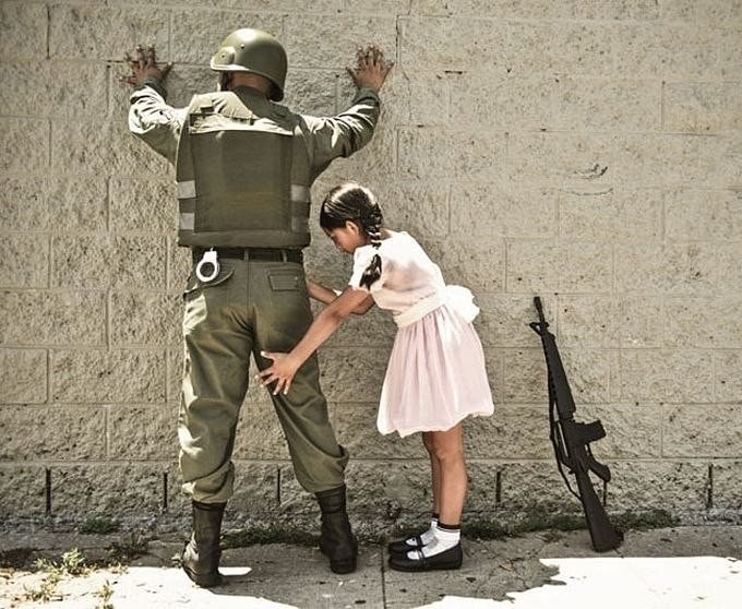 Маленькая девочка обыскивает военного