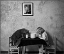 Кот и девочка пьют молоко