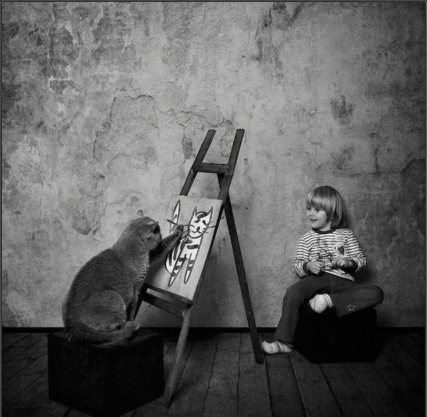Кот рисует девочку