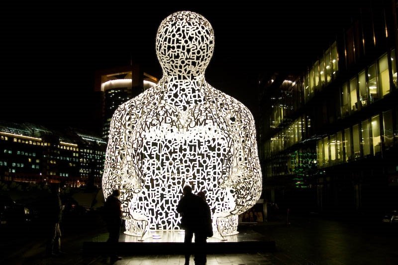 Скульптура из букв и света